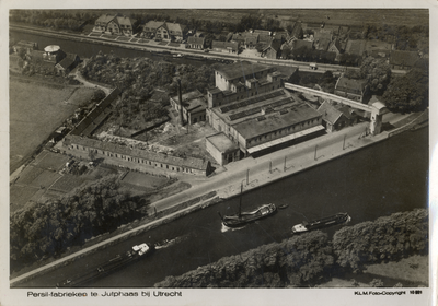 601920 Luchtfoto van de Persilfabriek van Zeepproducten te Jutphaas; op de voorgrond het Merwedekanaal en op de ...
